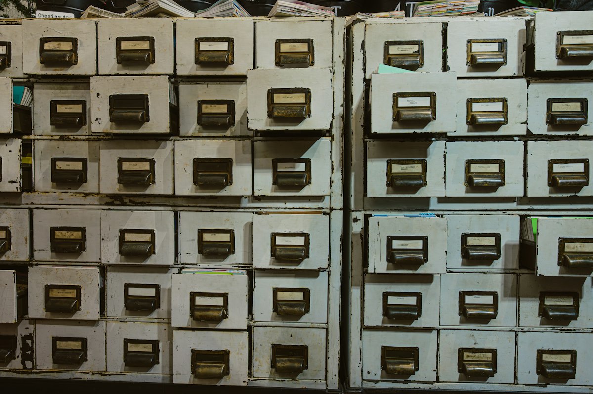 Archivo muerto de una empresa industrial: planos, albaranes y papel confidencial